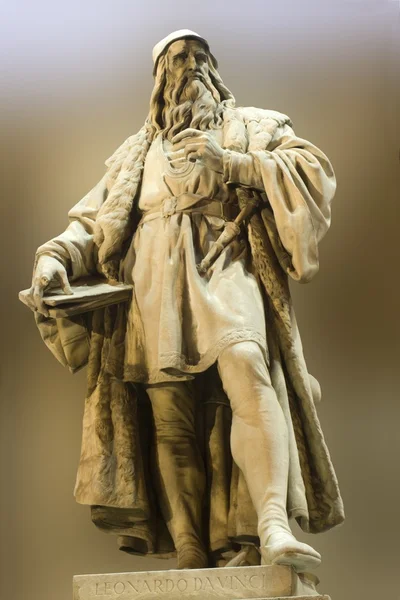 비엔나-미술관 외관에서 Leonardo da Vinci 동상 — 스톡 사진