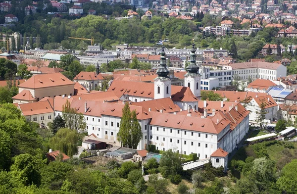 斯特拉霍夫修道院在布拉格-看起来从 outlook 塔 — 图库照片