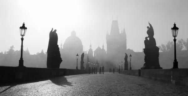 Πράγα - γέφυρα του Καρόλου στην ομίχλη το πρωί και φως — Φωτογραφία Αρχείου