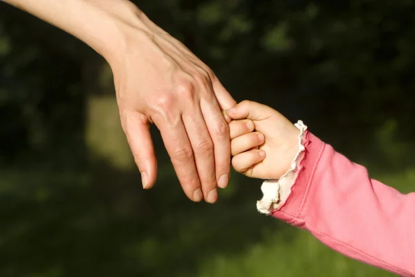 Az anya és a gyermek kezét — Stock Fotó