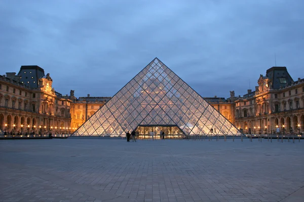 Parigi - Louvre di notte — Foto Stock