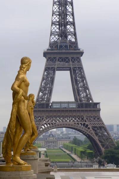 Eiffel tower and sculptre form Trocadero — Stock Photo, Image