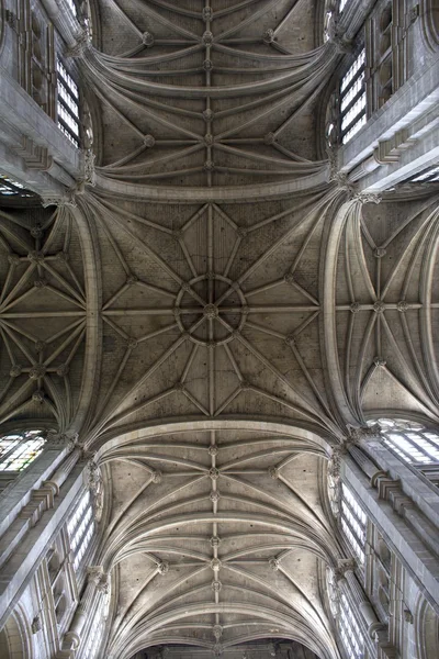 París - arcos de la iglesia gótica de San Eustache — Foto de Stock
