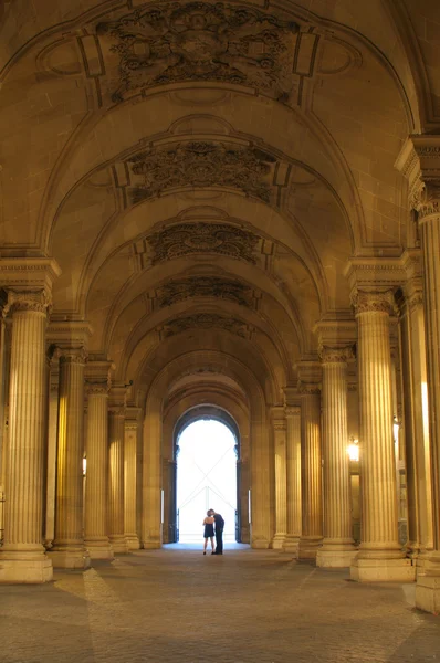 Parigi - Corridoio e coppia del Louvre — Foto Stock