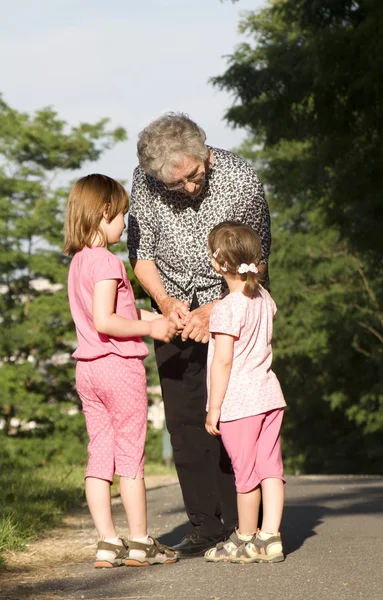 Nonna e nipoti - dialogo — Foto Stock