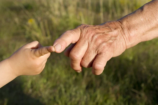 Mormor och barnbarn genom att spela händer — Stockfoto