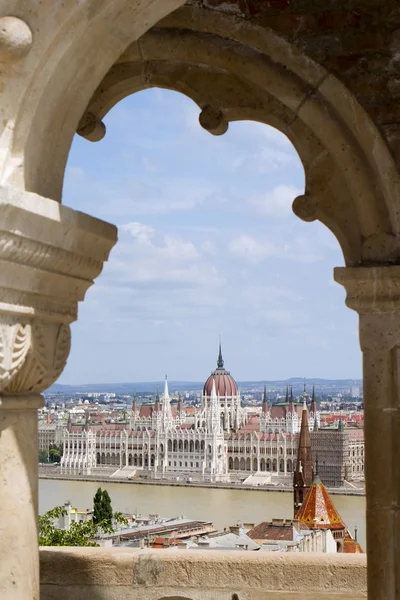 Budapest - budai Várdombon a Parlament — Stock Fotó