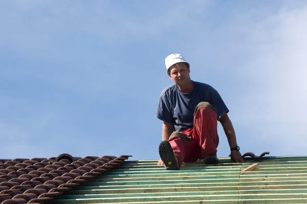 Carpinteiro no telhado - trabalhador — Fotografia de Stock