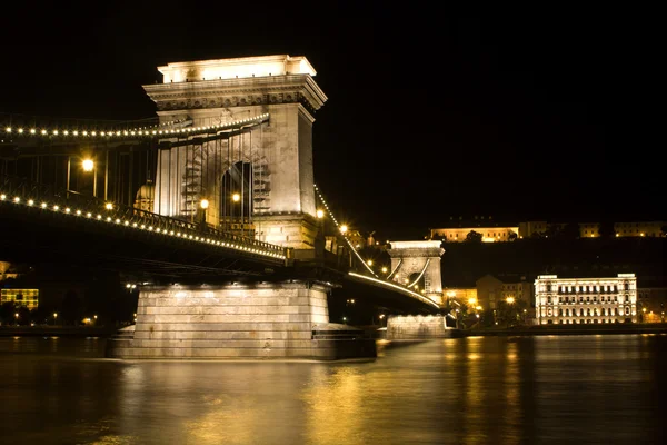 布达佩斯-链桥在晚上 — 图库照片