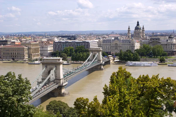 Budapest - Chain bridge and st. Stephen cathedral — Zdjęcie stockowe