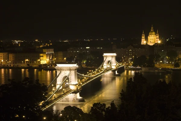 Budapest - Pont de la Chaîne et cathédrale St. Stephen la nuit — Photo