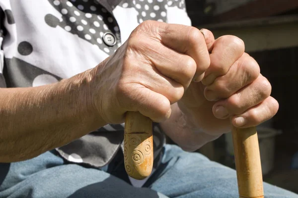 Mani di vecchia con il bastone — Foto Stock