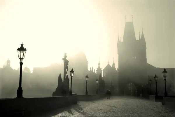 布拉格-查理大桥在清晨的阳光和雾 — 图库照片