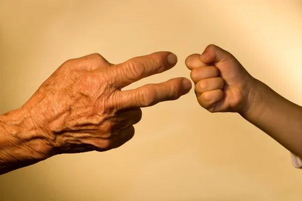 Руки бабушки и внука по игре — стоковое фото