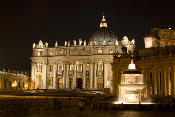 Rzym - bazyliki św Piotra s i fontanna na nocy — Zdjęcie stockowe