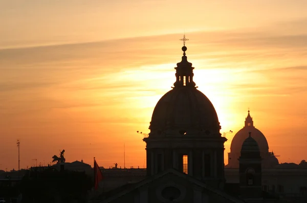 Rzym - kopuły od Hiszpanii po schodach w zachód słońca — Zdjęcie stockowe