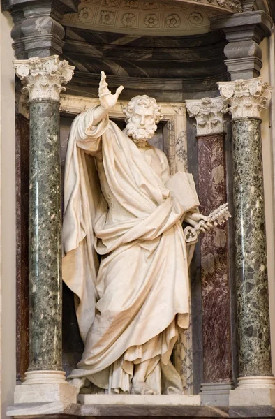 Rzym - st. peter statua w Bazylice Laterańskiej — Zdjęcie stockowe