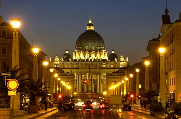 Roma - Basílica de San Pedro y calle por la noche — Foto de Stock