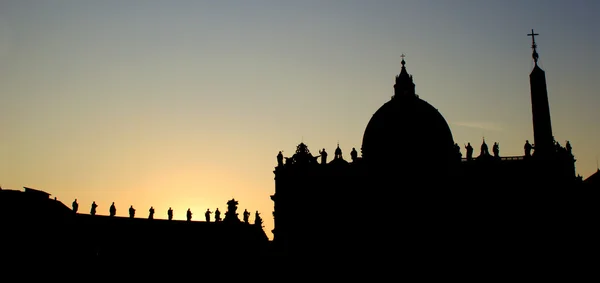 Rzym - zachód słońca nad bazyliki św Piotra s - sylwetka — Zdjęcie stockowe