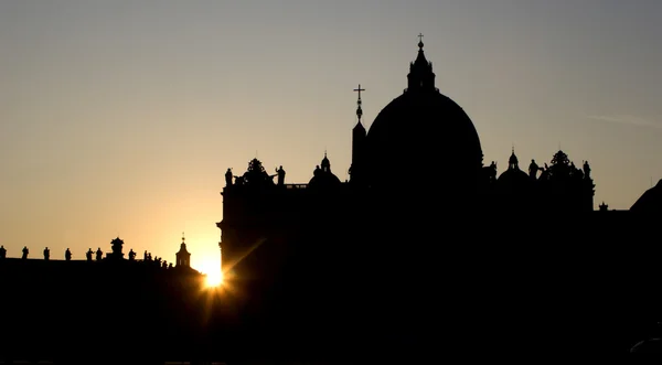 Roma - puesta del sol sobre la basílica de San Pedro - silueta — Foto de Stock