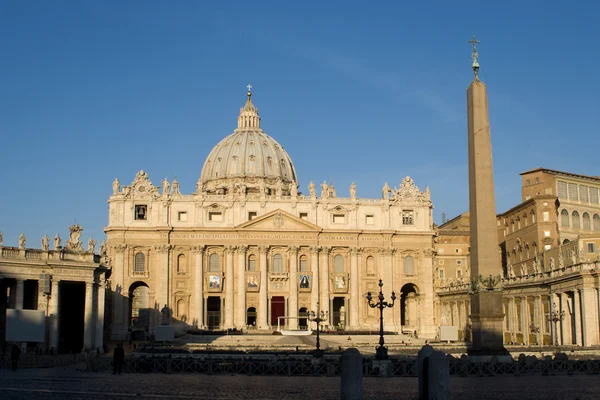 罗马-圣彼得 s 大教堂和广场的早晨 — 图库照片