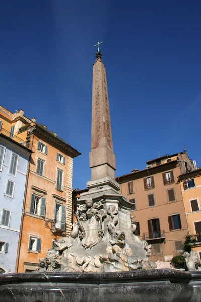 로마-분수와 오벨리스크 광장 델라 Rotonda에서 — 스톡 사진