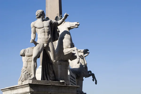 Róma - szobor, a obeliszk, a Piazza Quirinale-palota — Stock Fotó