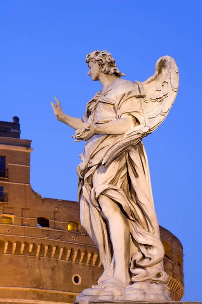 ローマ - 夜の天使の橋からの天使像 — ストック写真