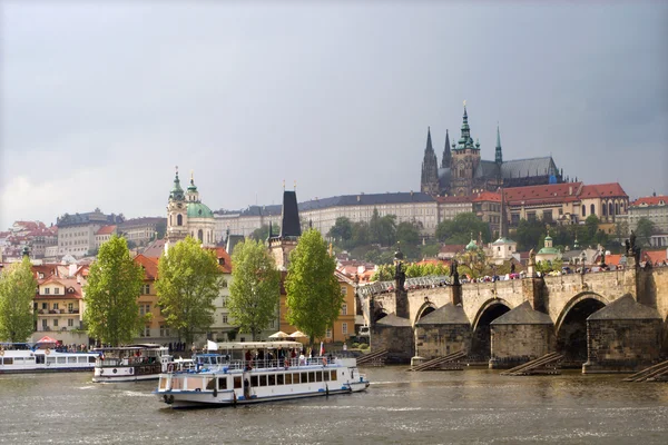Prague - Charles bridge and cathedral for the storm — Stock Photo, Image