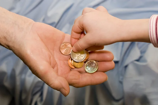 Geld und Hände von Senior und Kind — Stockfoto