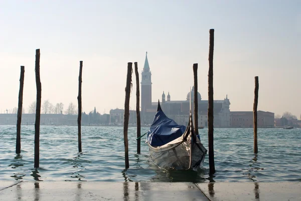 Venezia - gondola e chiesa di San Giorgio di Maggiore — Foto Stock