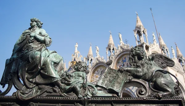 Lejon - symbol för st. mark från Venedig - brons lättnad från gate — Stockfoto