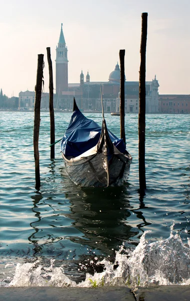 Venedig - gondol och san giorgio di maggiore kyrkan — Stockfoto