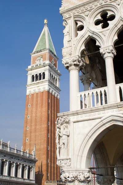 Venetië - doge paleis en de klokkentoren — Stockfoto