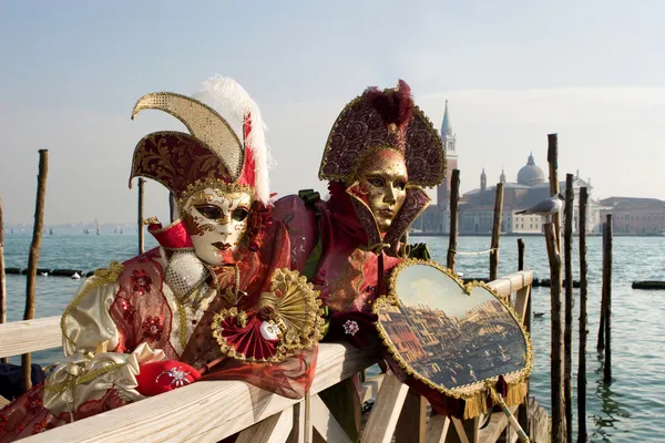 Venetië - paar van carnaval en lagune — Stockfoto