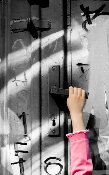 Рука маленької дівчинки на кліці - безпека — стокове фото