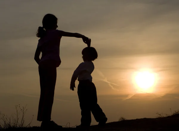 Танець на заході сонця - грають діти — стокове фото