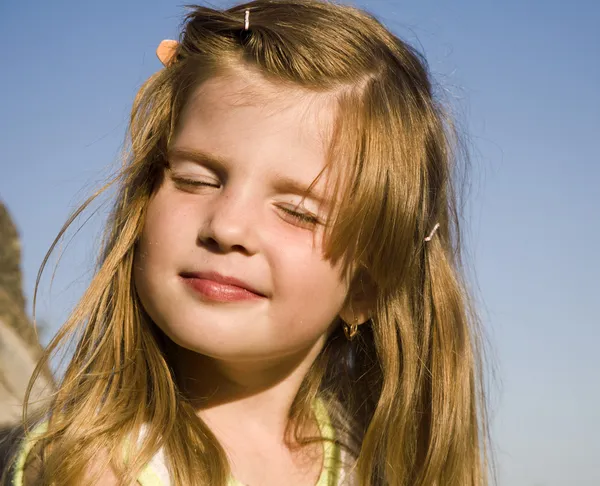 太陽の下で少しの少女の肖像画 — ストック写真