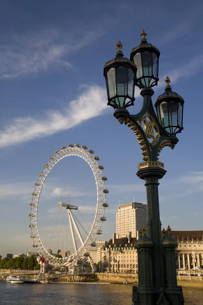 London - Eye and lamp in morning — Stock Photo, Image
