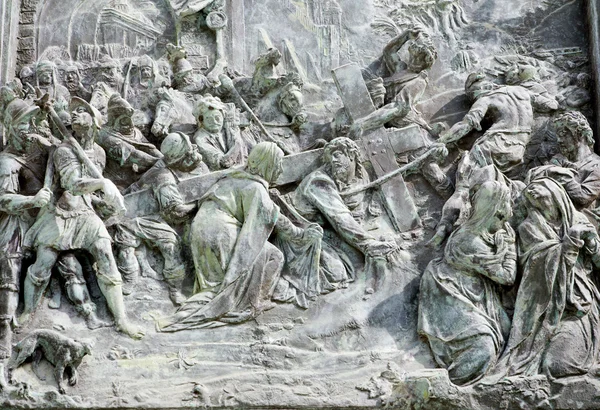Пиза - ворота собора Санта Мария Ассунта - Христос под крестом — стоковое фото