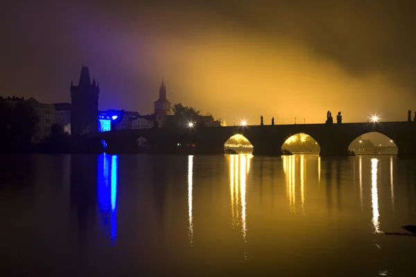 Praga Ponte Carlo nella nebbia notturna — Foto Stock