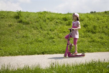 scooter üzerinde küçük kız