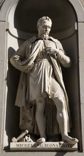 Florenz - Michelangelo-Statue an der Fassade der Uffizien — Stockfoto