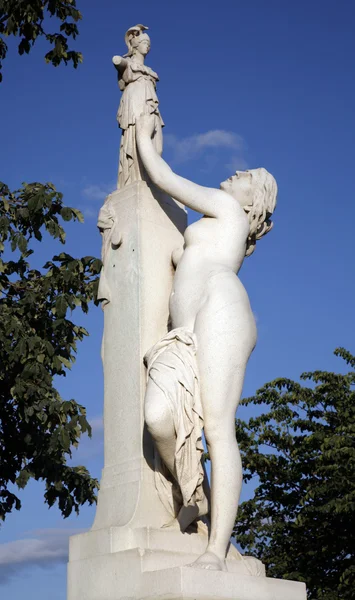 巴黎-雕像从杜乐丽花园-凯珊 se 遇见 sous la 保护德帕拉斯由艾梅 · 米勒 — 图库照片