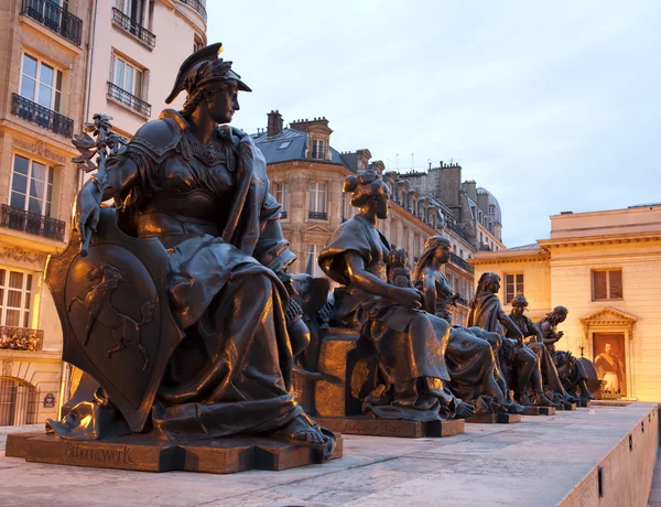 Paris - Estátua de virtudes de Le Musee d 'Orsay — Fotografia de Stock