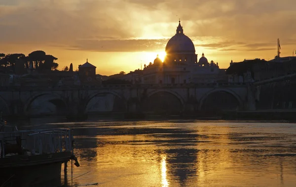 Roma - Pôr-do-sol sobre a ponte do Anjo e a basílica de São Pedro - Tibre — Fotografia de Stock