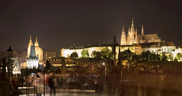 Prag - st. vitus-katedralen och slottet från Karlsbron — Stockfoto
