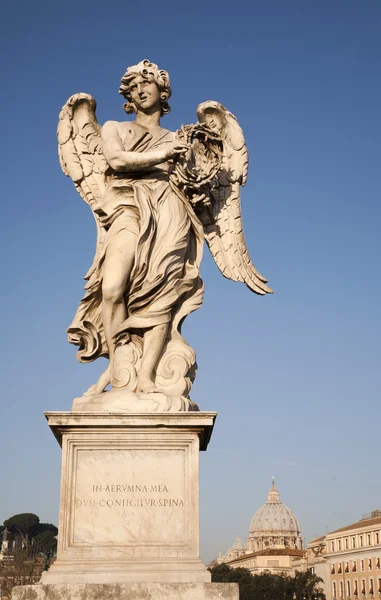 Rom - ponte sant 'angelo - Engelbrücke - Engel mit Dornenkrone und Kuppel der Peterbasilika — Stockfoto