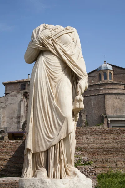 Rome - standbeeld van atrium vestae - forum romanum — Stockfoto