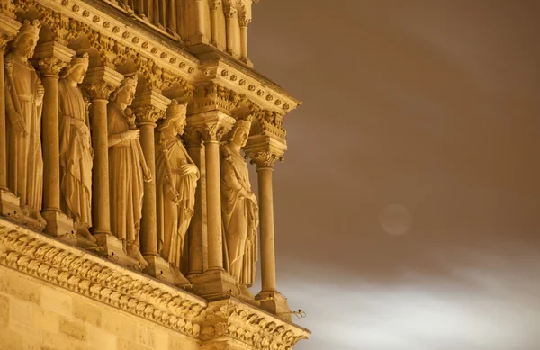 Париж - собор Нотр-Дам ночью - деталь с луной — стоковое фото